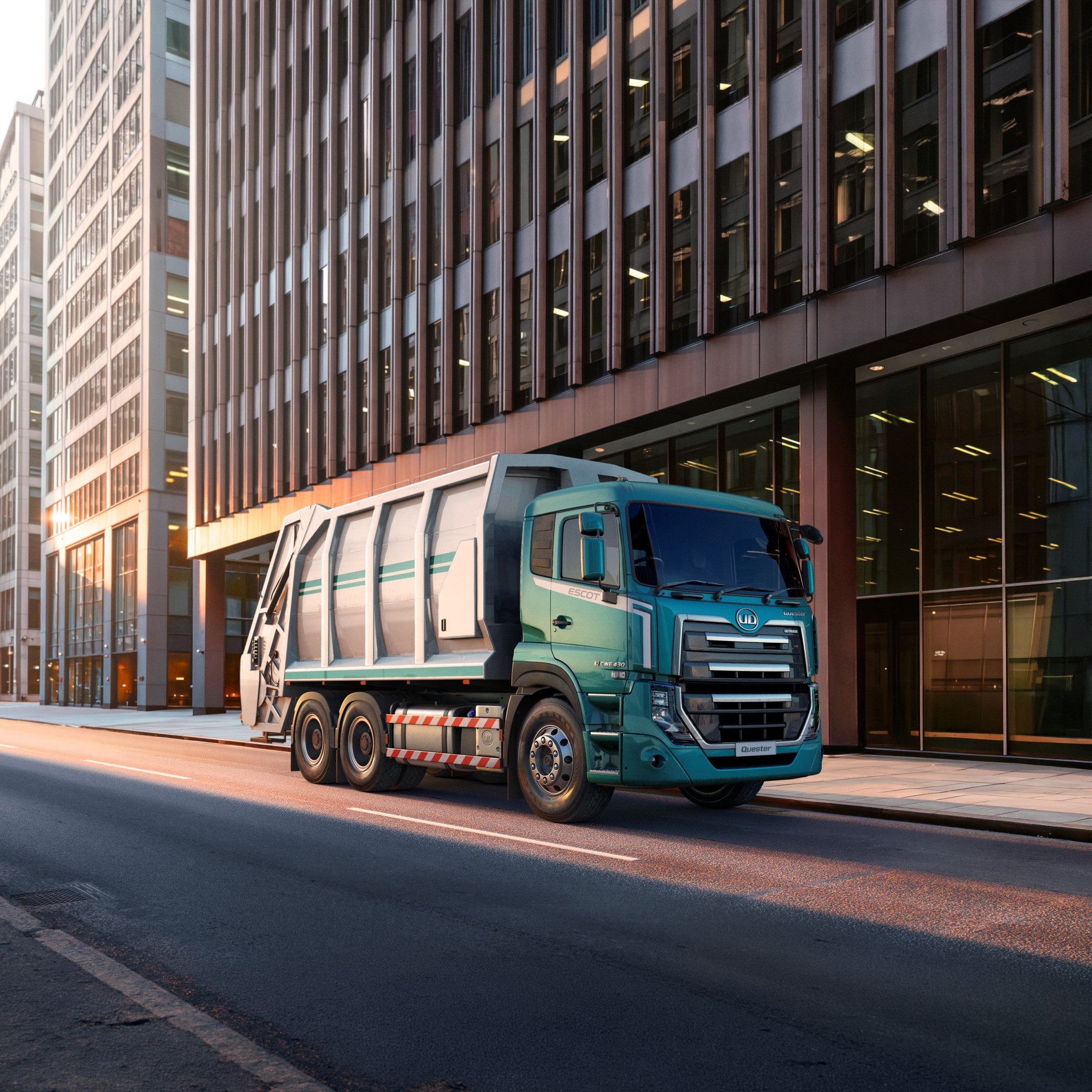 Lori ya taka katika barabara ya jiji, majengo marefu pembeni.