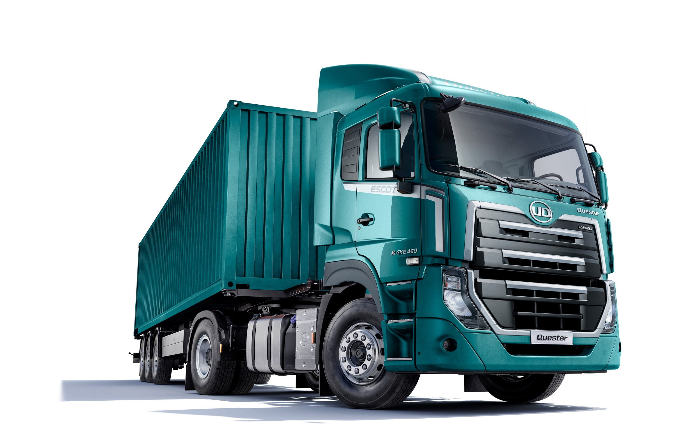 Lori kubwa ya kijani ya kubeba mizigo kwenye mandharinyuma meupe.