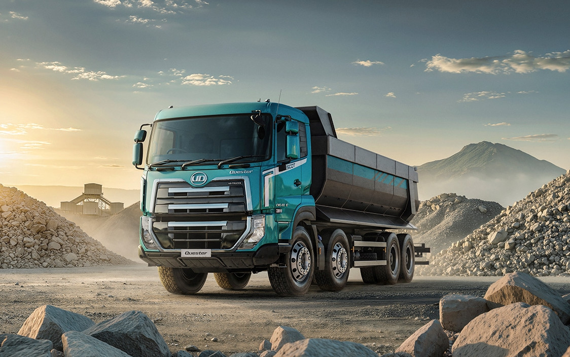 รถบรรทุกสีฟ้าอยู่ในเหมืองหินยามพระอาทิตย์ขึ้น