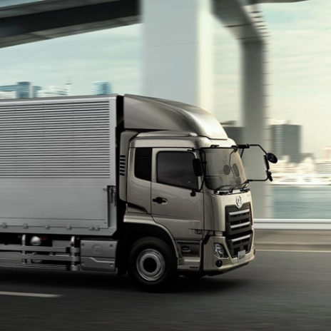 貨車在高速公路上行駛