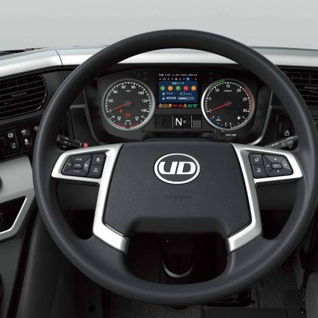 UDトラックのハンドルとデジタル計器パネル