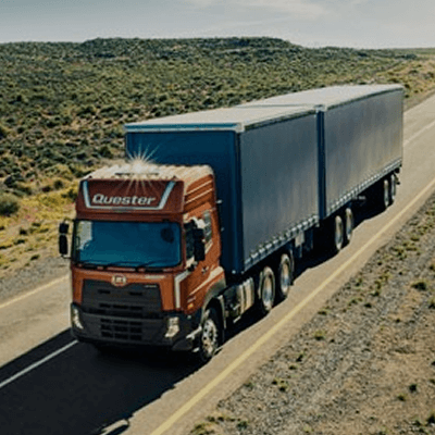 រថយន្តដឹកទំនិញធំកំពុងបើកលើផ្លូវនៅជនបទ