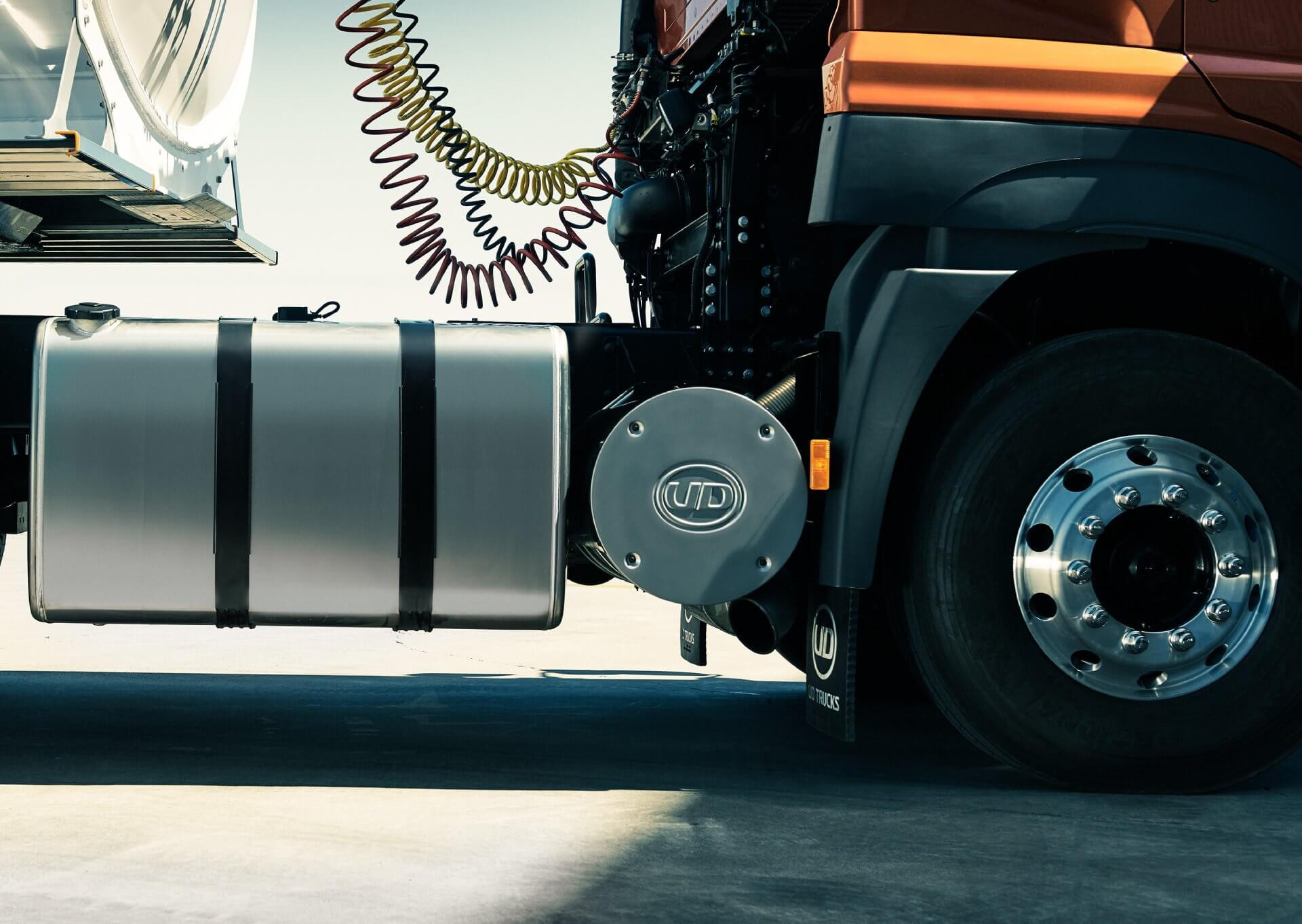 လမ်းပေါ်တွင်ရပ်နေသော မော်တော်ဆိုင်ကယ် ဦးခြုံနှင့် ဘီး