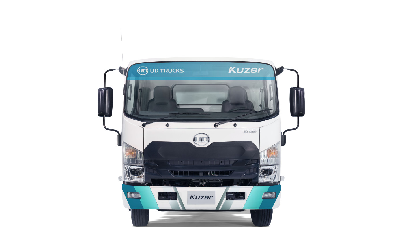 شاحنة كبيرة بيضاء وزرقاء تظهر من الأمام على خلفية بيضاء.