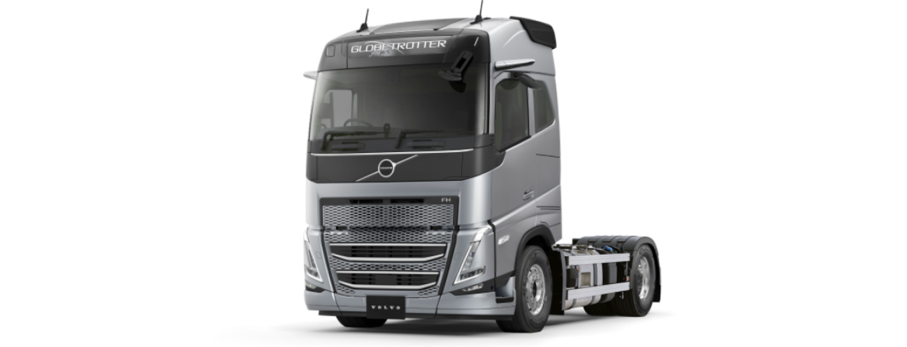 銀色の大型トラックの運転席部分が正面から写っている