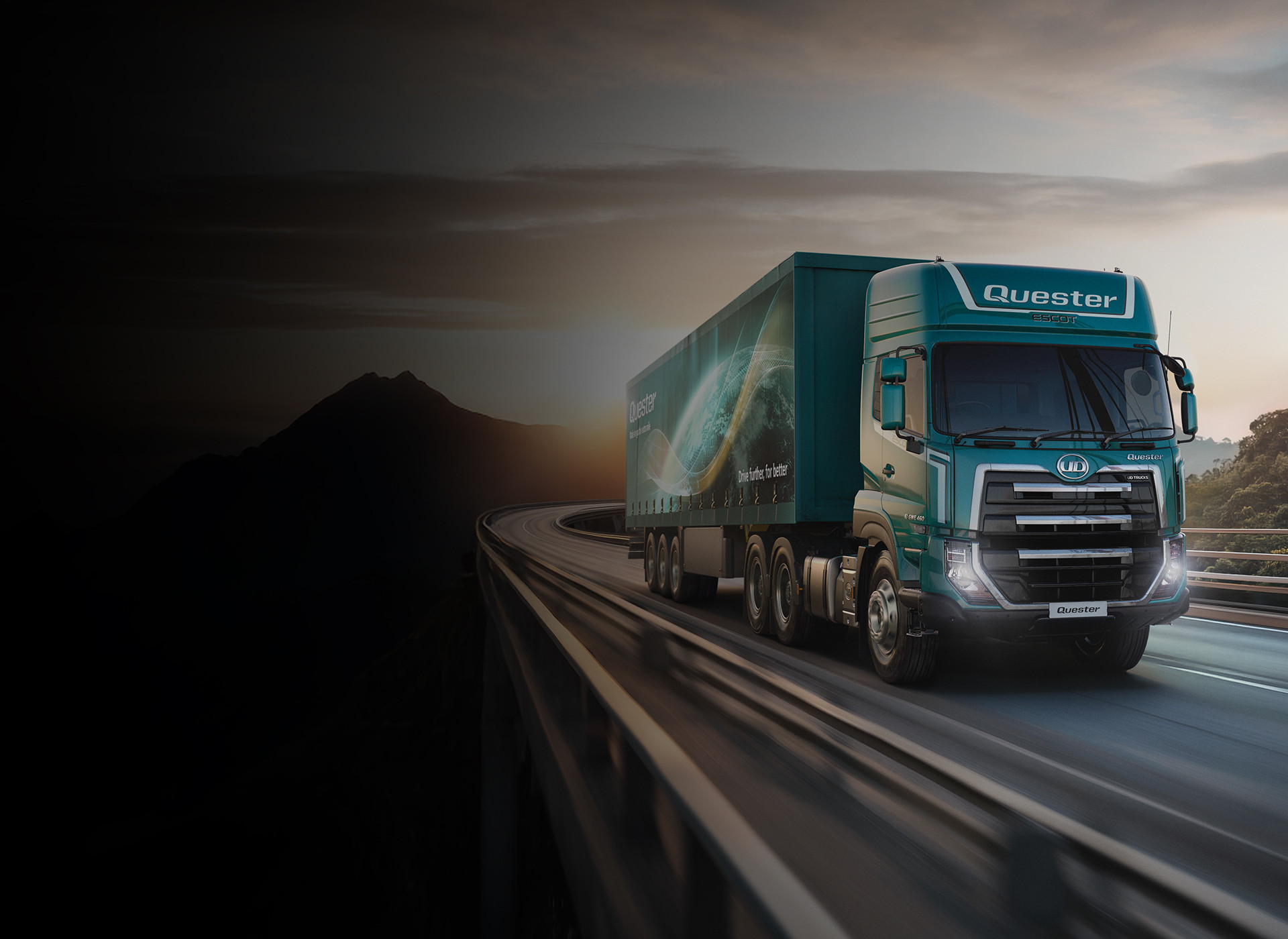 Lori ya kijani inaendesha kwenye daraja wakati wa machweo ya jua.