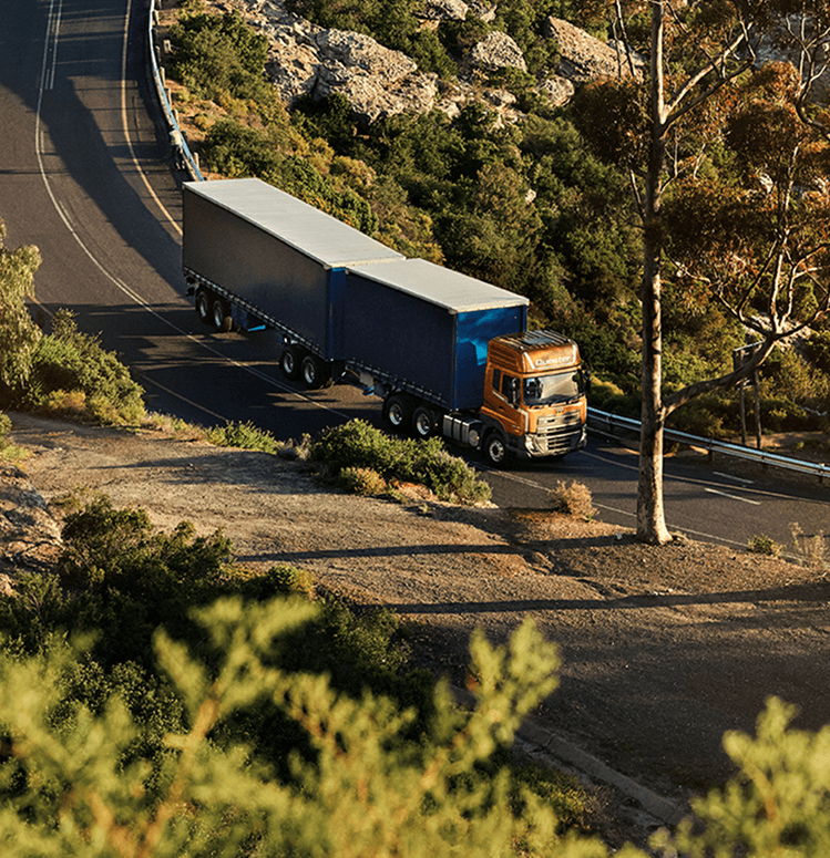 ឡានដឹកទំនិញខ្នាតធំបើកលើផ្លូវភ្នំត្រង់ទិសវិញ។