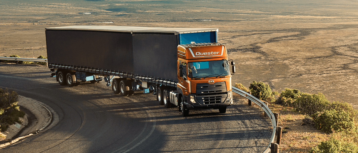 လမ်းခွေးပေါ်မှာ လှည့်နေတဲ့ အနီရောင်ထရပ်ကားကြီး